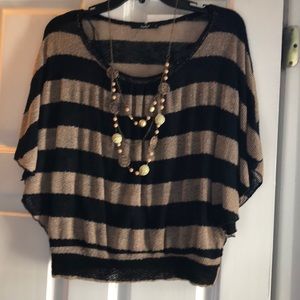 Crop short sleeve sweater with necklace